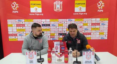 Radosław Mroczkowski (na zdjęciu, z prawej) podsumował mecz Apklan Resovii z Bruk-Bet Termaliką Nieciecza (fot. Apklan Resovia)