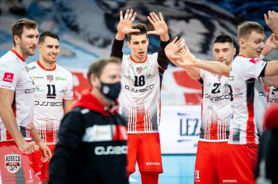Klemen Cebulj (z numerem 18) przedłużył umowę z Asseco Resovią. (fot. P. Cibowicz)