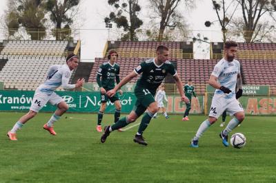 Stal Rzeszów wygrali we Wrocławiu z rezerwami Śląska 4-3. Na zdjęciu z piłką Bartosz Wolski (fot. Stal Rzeszów)