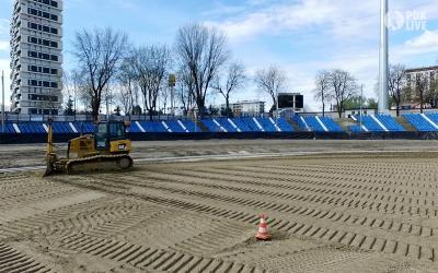 Płyta główna na Stadionie Miejskim w Rzeszowie na razie jest rozpokana, ale już we wtorek pojawią się na niej pierwsze rolki trawy.