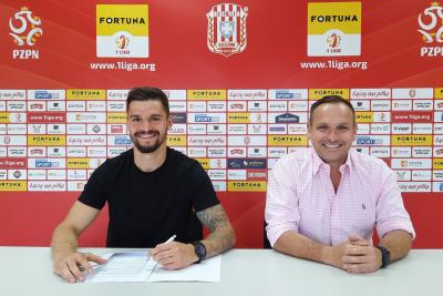 Jakub Wróbel na zdjęciu z lewej (fot. cwks-resovia.pl)