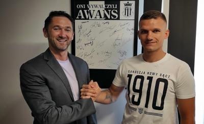 Kamil Słaby (na zdjęciu z prawej) przenosi się z Apklan Resovii do Sandecji Nowy Sącz. Obok prezes Sandecji Arkadiusz Aleksander (fot. sandecja.pl)