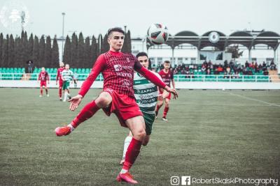 Korona Rzeszów (czerwone stroje) wygrała z Tomasovią 2-1 w sparingu (fot. Robert Skalski / archiwum)