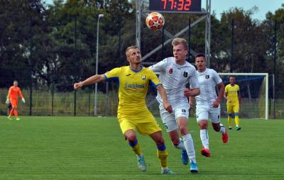 Stal Stalowa Wola (białe stroje) w sobotę zagra na wyjeździe z Avią Świdnik (fot. Stal Stalowa Wola PSA)