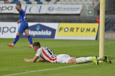 Resovia (biało-czerwone stroje) zremisowała z Puszczą Niepołomice (fot. cwks-resovia.pl / archiwum)