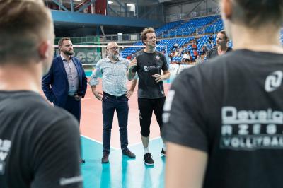 Marek Pieniążek oraz Stephan Antiga będą odpowiadać na pytania dziennikarzy. (fot. Developres Rzeszów)