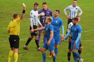 Czy tym razem Karpaty Krosno i JKS Jarosław wygrają swoje mecze? Faworyci do awansu są ostatnio w dołku. (fot. Dominik Budzowski)