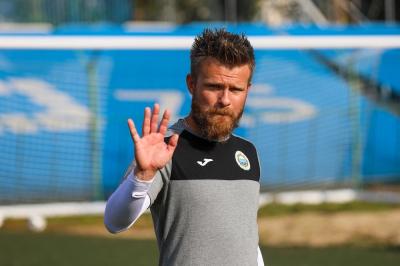 Szymon Szydełko ma utrzymać Górnik Polkowice w Fortuna 1 lidze. (fot. Hutnik Kraków)
