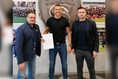 Krzysztof Ropski (w środku) został zawodnikiem Skry Częstochowa (fot. ks-skra.pl)