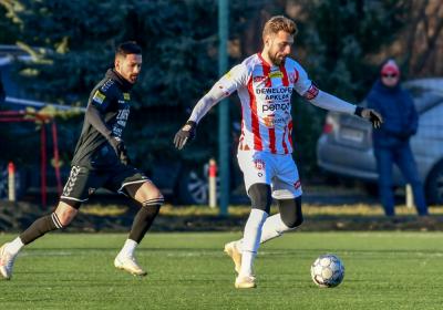 Resovia (biało-czerwone strone) zremisowała z Zagłębiem Sosnowiec 2-2 w meczu sparingowym (fot. Roksana Obcowska)
