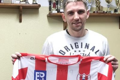 Bartłomiej Buczek podpisał umowę z Orłem Przeworsk. (fot. Orzeł Przeworsk)