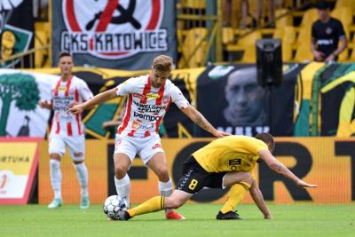 Marek Mróz (na zdjęciu z piŻką) strzelił zwycięskiego gola dla Resovii (fot. cwks-resovia.pl / archiwum)