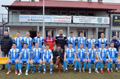 Górny rząd od lewej: Jakub Słomski - trener, Dawid Ostrowski, Dawid Przybyło, Gracjan Kloc, Bartłomiej Janik, Piotr Lipka, Patryk Tetlak, Bartłomiej Kłak, Łukasz Dudzik, Konrad Hus, Łukasz Jagodziński - kierownik  ⚽️Dolny rząd od lewej: Arkadiusz Gil, Przemysław Pyrdek, Kamil Pilecki, Kacper Cząba, Aneta Ginter - prezes, Filip Czop, Kamil Jakubowski, Adrian Chamera, Grzegorz Płonka, Przemysław Kuca (fot. Głogovia)