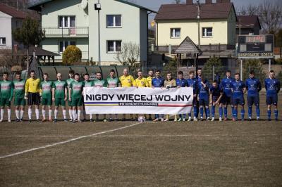 Piłkarze Strugu SZiK Tyczyn oraz Jedności Niechobrz opowiedzieli się przeciwko agresji Rosji na Ukrainę. (fot. Kamil Gołąbek)
