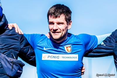 Marek Fundakowski w doliczonym czasie gry uratował punkt dla Karpat Krosno. (fot. Konrad Kwolek)