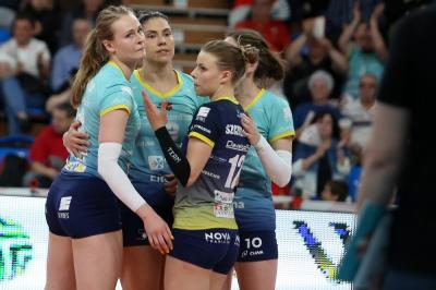 Dominika Witowska (pierwsza z lewej) po sezonie rozstała się z Developresem Bella Dolina Rzeszów. (fot. Developres)