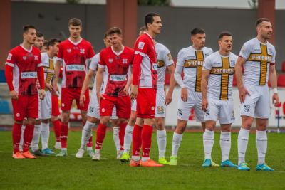 Damian Mężyk (na zdjęciu, w środku) ponownie zagra w Wiśle Sandomierz