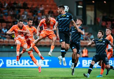 Stal Rzeszów (granatowe stroje) przegrała w Niecieczy 1-2 (fot. Robert Skalski/Stal Rzeszów)