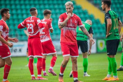 KS Wiązownica (czerwone stroje) sprawiła sporą niespodziankę w starciu z rezerwami ekstraklasowej Cracovii (fot. archiwum)