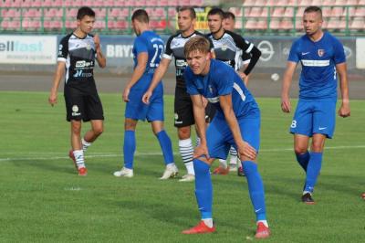 Karpaty Krosno (niebieskie stroje) tylko zremisowały z Głogovią 0-0 (fot. Łukasz Żyła / archiwum)