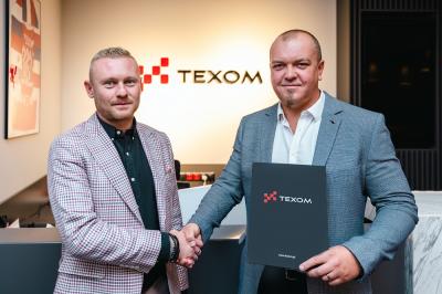 Texom nadal będzie sponsorem Stali Rzeszów. Na zdjęciu Krystian Woś, prezes Texom (z lewej) oraz Łukasz Rojek, prezes Stali Rzeszów. (fot. Agnieszka Koterba)