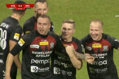 Przepiękny gol Bartosza Kwietnia w derbach Rzeszowa. Trafił zza połowy! [WIDEO]