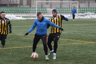 JKS Jarosław (niebieskie bluzy) wygrał z Tomasovią 6-0 w sparingu (fot. Dominik Budzowski / JKS Jarosław)