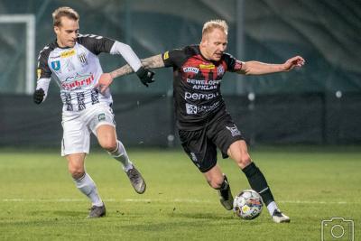 Bartłomiej Wasiluk (z piłką) dał Apklan Resovii długo wyczekiwane zwycięstwo (fot. cwks-resovia.pl / archiwum)