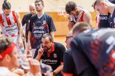 rener Łukasz Lewkowicz zapewnia, że jego drużynę stać na to, aby zdobyć halę w Prudniku (fot. Resovia facebook/Agnieszka Majchrowicz)