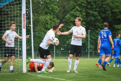 Sokół Sieniawa (niebieskie stroje) zremisował z Podlasiem Biała Podlaska 1-1 (fot. Karolina Hołownia)