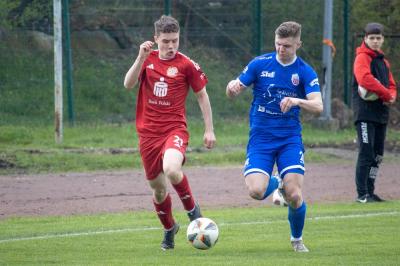 Lechia Sędziszów (niebieskie stroje) wygrała 2-0 w Wiśniowej (fot. Grzegorz Gajdzik / archiwum)