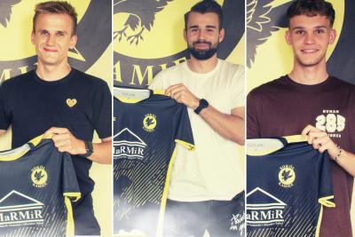 Od lewej: Krystian Majka, Mateusz Gdowik i Bartosz Tłuczek, trzej nowi zawodnicy Sokoła Kamień (fot. facebook/sokol.kamien)