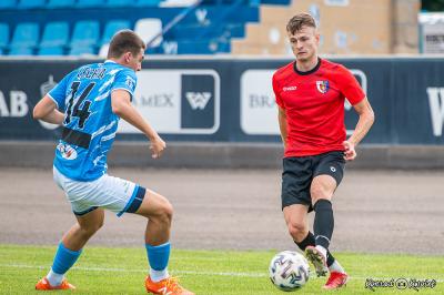 Karpaty Krosno (czerwono-czarne stroje) pokonały Lechię Sędziszów 8-1 (fot. Konrad Kwolek)
