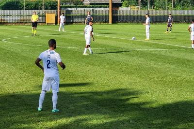 Stal II Rzeszów (ciemne stroje) zremisowała z izrealskim drugoligowcem Ironi Kiryat Shmona (fot. facebook.com/ik8.il)