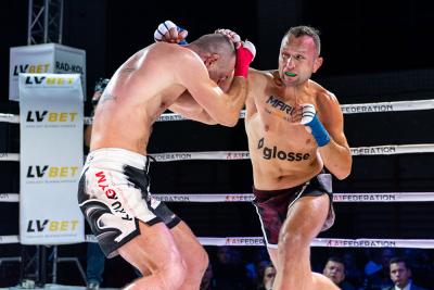 Rafał Antończak (z prawej) doznał urazu podczas walki z Filipem Rządkiem na gali A1 Federation 7 w Jarocinie.