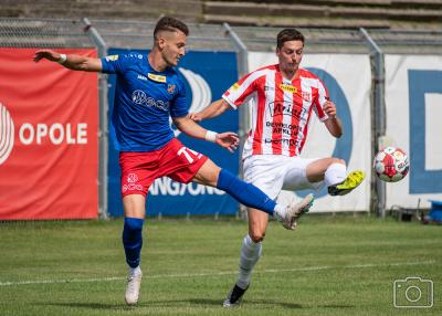 Resovia (biało-czerwone stroje) przedłużyła umowę z jednym ze strategicznych sponsorów, firmą Arini (fot. Paweł Golonka / cwks-resovia.pl)