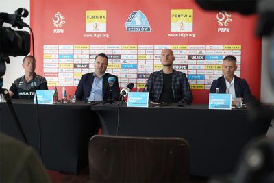 Na zdjęciu od lewej: Miłosz Bieniaszewski (rzecznik prasowy Stali Rzeszów), Rafał Kalisz (prezes klubu), Jarosław Fojut (dyrektor sportowy) i Sebastian Krzepota (dyrektor ds strategii sportowej)