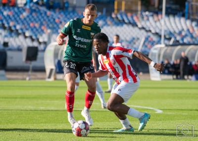Kelechukwu Ibe-Torti (z piłką) udzielił wywiadu przed meczem z Wisłą Kraków (fot. Paweł Golonka / cwks-resovia)