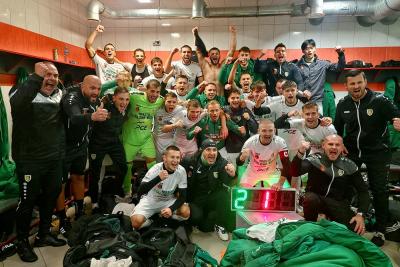 Stal Stalowa Wola wreszcie wygrała poza domem. Po wyjazdowej wygranej ze Skrą Częstochowa podkarpaccy piłkarze nie kryli radości (fot. facebook.com/stalpsa)