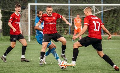 Legion Pilzno (czerwono-czarne stroje) pokonał Cosmos Nowotaniec 1-0 (fot. facebook.com/KSLegionPilzno / archiwum)