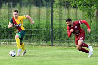 Michał Mazurek (z lewej) zapoczątkował bramkową akcję Sokoła Kolbuszowa Dolna (facebook.com/SokolKD)