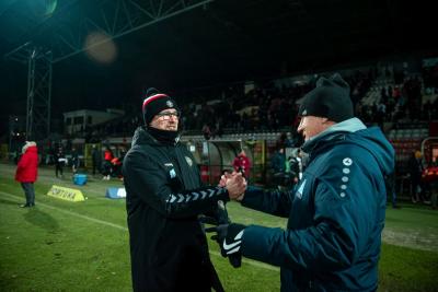 Rafał Smalec (trener Polonii Warszawa) i Marek Zub (trener Stali Rzeszów). (fot. Robert Skalski/Stal Rzeszów)