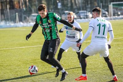 Stal Stalowa Wola (zielono-czarne stroje) pokonała Star Starachowice 2-0 (fot. Radosław Kuśmierz)