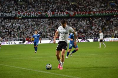 Legia Warszawa (biało-czarne stroje) wygrała z Ruchem Chorzów 1-0 (fot. Kamila Bik / archiwum)
