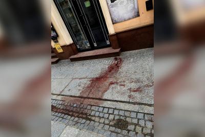 Pod klubem do którego doszło do bójki pomiędzy piłkarzami KS-u Wiązownica i Sokoła Sieniawa została jeszcze krew. 