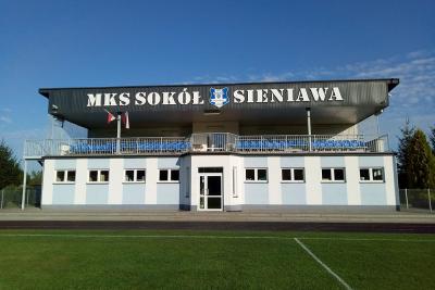 Budynek klubowy trzecioligowego Sokoła Sieniawa (fot. Reves / Wikipedia)