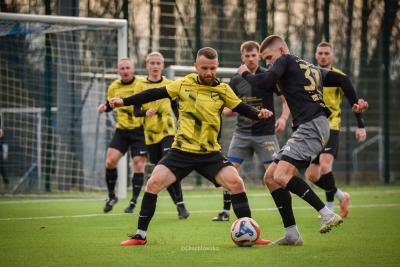 Wieczysta Kraków (żółto-czarne stroje) wygrała z Rekordem Bielsko-Biała w sparingu (fot. @Chachlowska / Wieczysta Kraków)