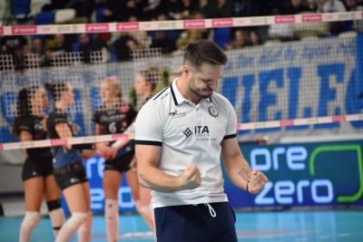 Siatkarki Stali Mielec wywalczyły utrzymanie w Tauron Lidze. Trener Mateusz Grabda ma powody do radości (fot. ITA TOOLS Stal Mielec)