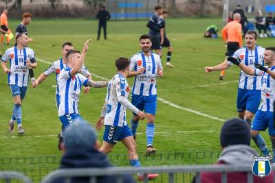 Piłkarze z Lubaczowa wygrali z Igloopolem Dębica 3-0 (fot. Pogoń-Sokół Lubaczów/facebook)