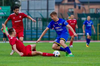Piłkarze Ekoballu Stal Sanok (niebieskie stroje) ograli 3-0 rezerwy Resovii (fot. Tomasz Sowa)